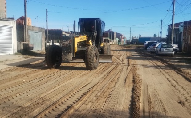 Foto de capa da notícia: SMOU realiza serviço de nivelamento de solo na Rua Darci Rodrigues Saraiva