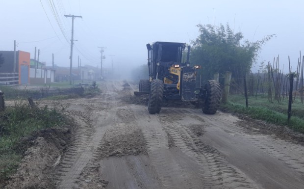 Foto de capa da notícia: SMOU realiza serviço de nivelamento de solo no Beco da Serraria