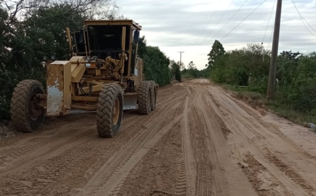Foto de capa da notícia: Serviço de nivelamento de solo na estrada entre o Passinho e as Capivaras é realizado