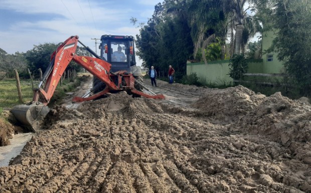 Foto de capa da notícia: SMOU executa limpeza de dreno na estrada do Oriente