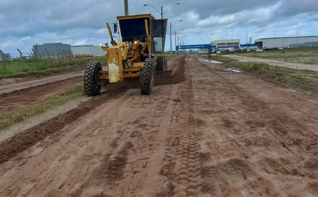 Foto de capa da notícia: SMOU realiza serviço de nivelamento de solo no acesso ao EBR
