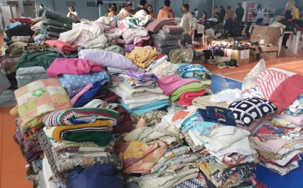 Foto de capa da notícia: 1° Varal Solidário distribui  agasalhos  para centenas de nortenses