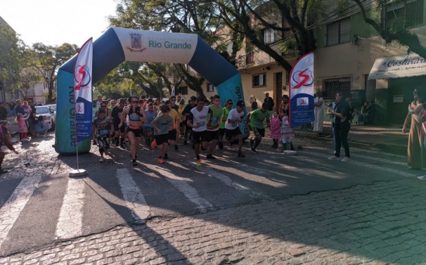 Foto de capa da notícia: Alunos do Projeto Social VIVA MAIS CORRENDO – SJN brilham na 2ª Rústica Solidária Salesiano em Rio Grande.