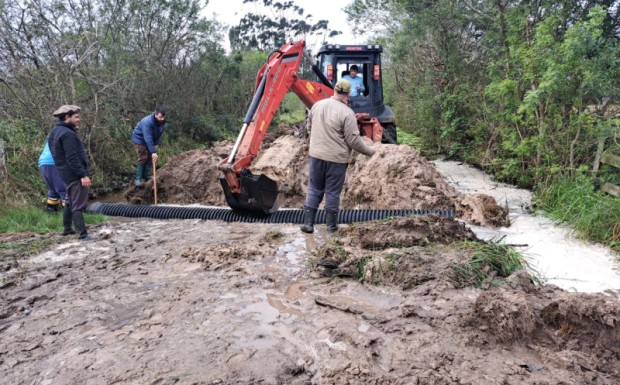 Foto de capa da notícia: Construção de bueiro na localidade do Tesoureiro