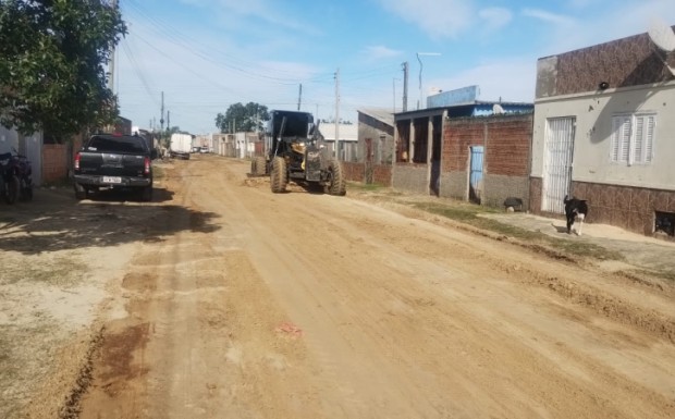 Foto de capa da notícia: Equipe da SMOU trabalha no nivelamento de solo do bairro Guarida