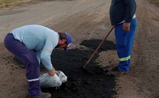 Foto de capa da notícia: Prefeitura segue recuperando trechos danificados de asfalto na estrada de acesso à Praia e Barra