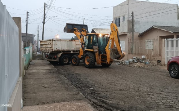 Foto de capa da notícia: SMOU continua com trabalho de retirada de areia de contenção utilizada durante enchentes