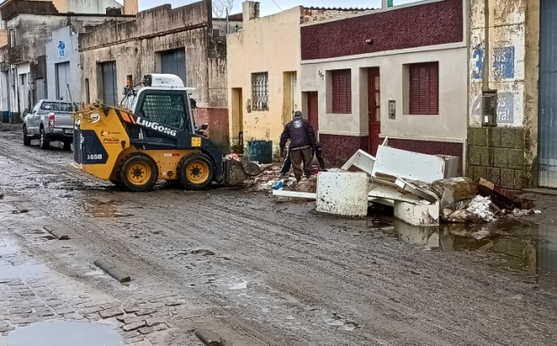 Foto de capa da notícia: SMOU continua trabalhos de remoção de areia de contenção utilizada durante enchentes