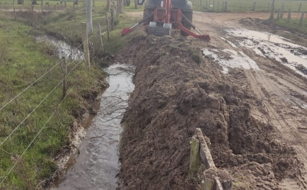 Foto de capa da notícia: SMOU executa limpeza de dreno na estrada da Várzea