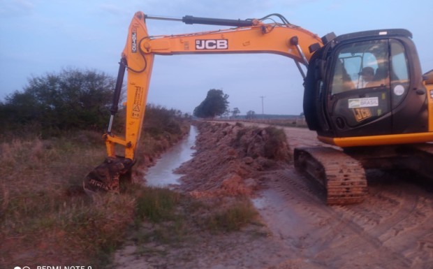 Foto de capa da notícia: SMOU executa limpeza de dreno na estrada do Oriente