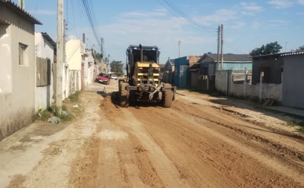 Foto de capa da notícia: SMOU realiza nivelamento de solo em ruas do bairro Guarida