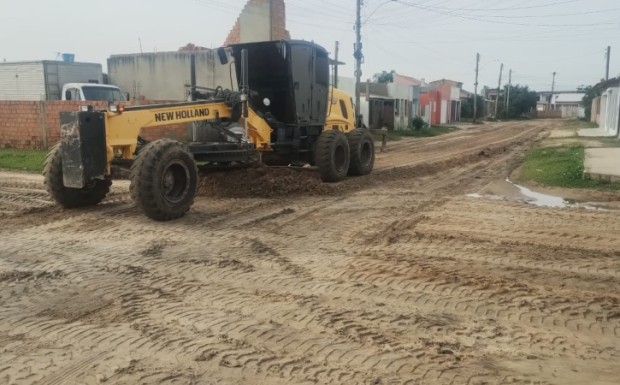 Foto de capa da notícia: SMOU realiza nivelamento de solo em ruas do bairro Tamandaré