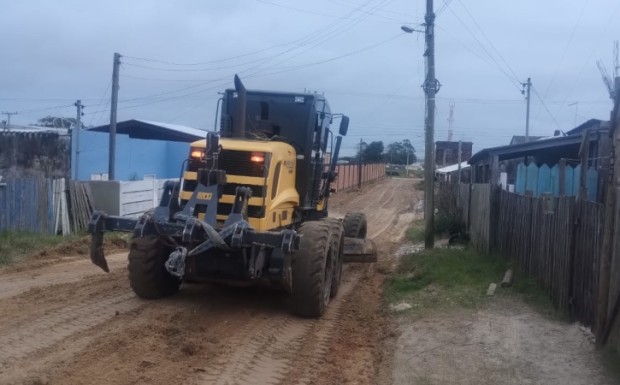 Foto de capa da notícia: SMOU realiza nivelamento de solo na Rua Jaime de Souza Walton
