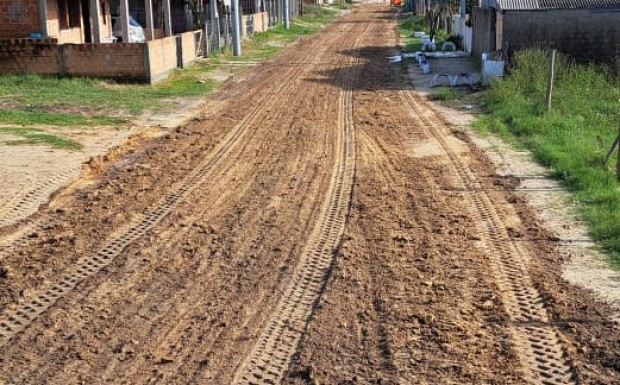 Foto de capa da notícia: SMOU realiza serviço de nivelamento de solo Beco do Camilo e na Vila do Lauro