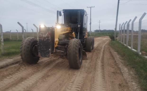 Foto de capa da notícia: SMOU realiza serviço de nivelamento de solo na Interpraias