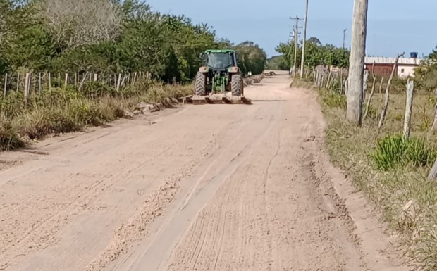Foto de capa da notícia: SMOU realiza serviço de nivelamento de solo na estrada do Barranco