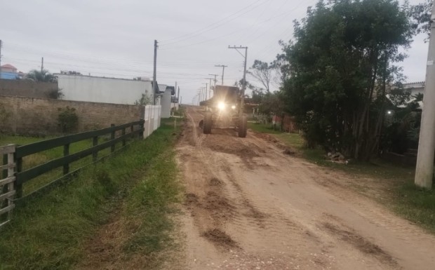 Foto de capa da notícia: SMOU realiza serviço de nivelamento de solo na praia da Marumbi