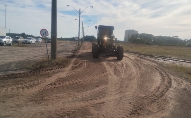 Foto de capa da notícia: SMOU realiza serviço de nivelamento de solo no acesso ao EBR