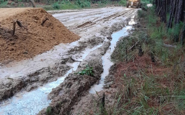 Foto de capa da notícia: SMOU realiza serviços de aterro e nivelamento de solo no Inhame
