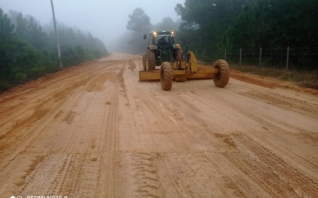 Foto de capa da notícia: SMOU realiza serviços de nivelamento de solo e limpeza de dreno no Inhame