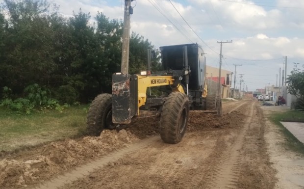 Foto de capa da notícia: Serviço de nivelamento de solo é realizado em ruas do Canastreiro