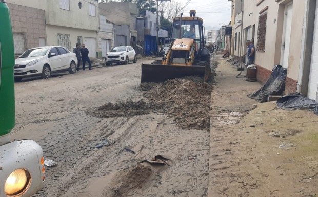 Foto de capa da notícia: Smou trabalha na retirada da areia de contenção de água no município