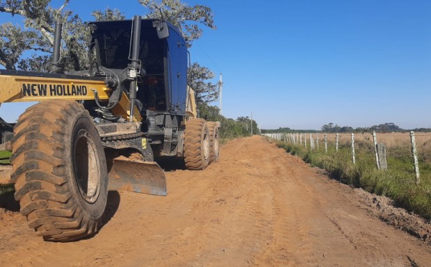 Foto de capa da notícia: SMOU realiza serviços de aterro e nivelamento de solo no Beco do Olaria