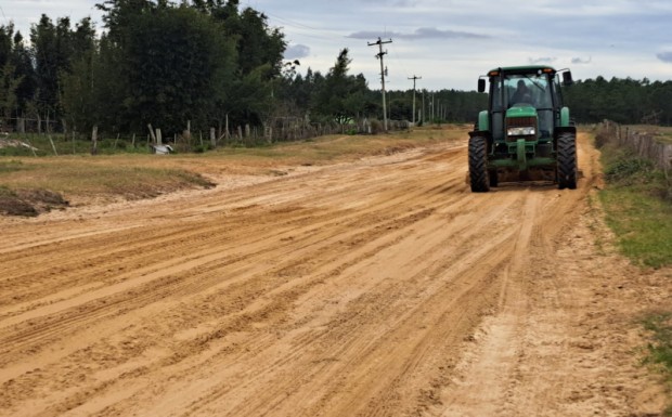 Foto de capa da notícia: Smou realiza serviço de nivelamento do trecho entre Oriente e Capivaras