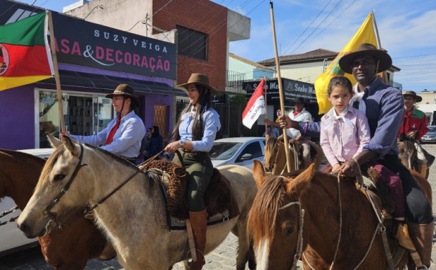 Foto de capa da notícia: Desfile Farroupilha desta sexta celebra o centenário de Jayme Caetano Braun