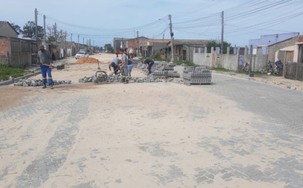 Foto de capa da notícia: Obra de canalização e pavimentação avança na Rua Jorge Futuro
