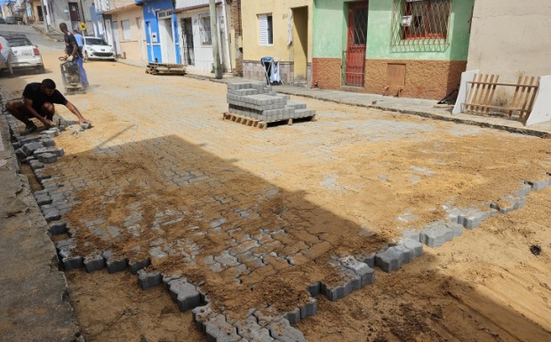Foto de capa da notícia: Obra de pavimentação e canalização avança na Rua 15 de Novembro