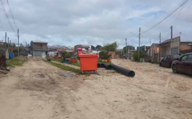 Foto de capa da notícia: Obra de pavimentação e canalização em andamento no entorno da Praça do Bairro Tamandaré