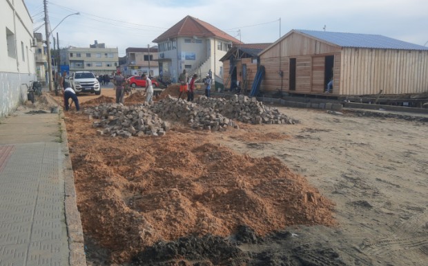Foto de capa da notícia: Obra de repavimentação em andamento na Rua Álvaro Costa
