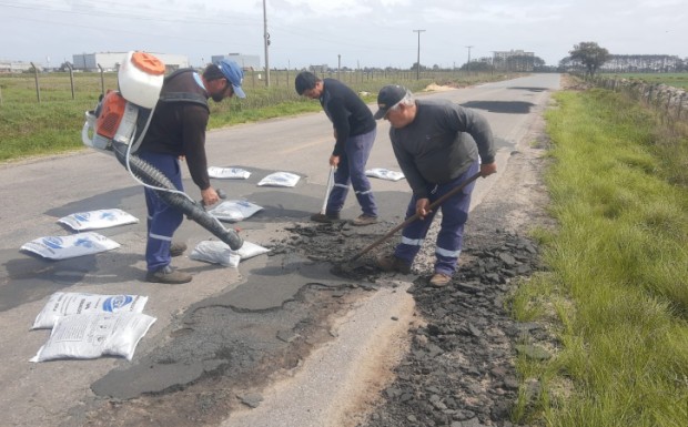 Foto de capa da notícia: Prefeitura segue recuperando trechos danificados de asfalto na estrada de acesso à Praia e Barra