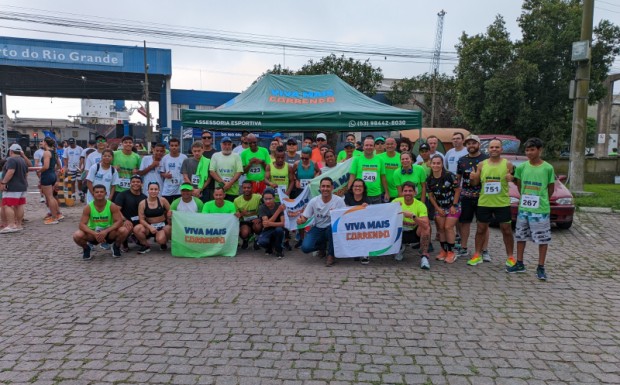 Foto de capa da notícia: Alunos da Escola de Atletismo Viva Mais Correndo participam da 2ª Corrida do Porto do Rio Grande