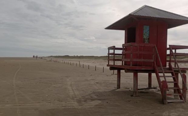 Foto de capa da notícia: Guaritas e  praça infantil da Praia do Mar Grosso recebem serviços de manutenção