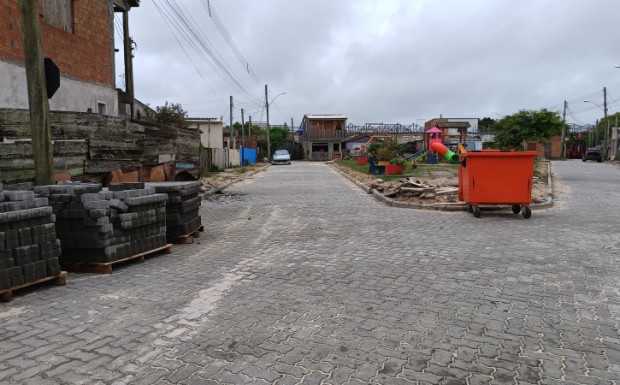 Foto de capa da notícia: Obra de pavimentação avança no entorno da praça do Bairro Tamandaré