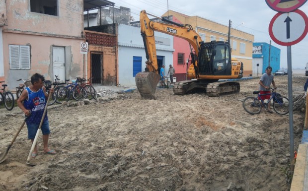 Foto de capa da notícia: Obra de repavimentação em andamento na Rua Roque Aita