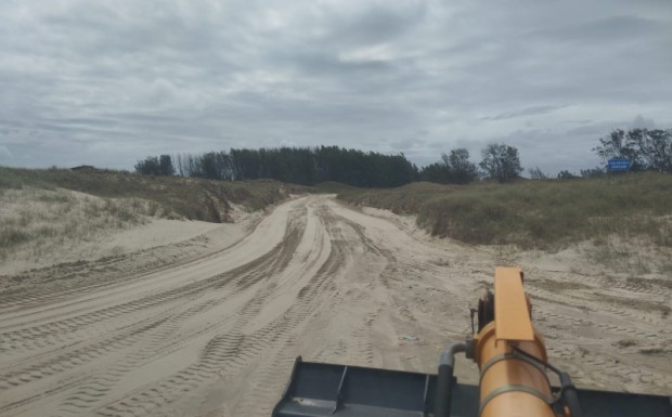 Foto de capa da notícia: SMOU realiza serviço de nivelamento de solo na Vila Marumbi