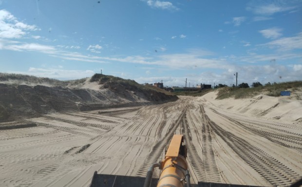 Foto de capa da notícia: SMOU realiza serviço de nivelamento de solo na Vila dos Pescadores