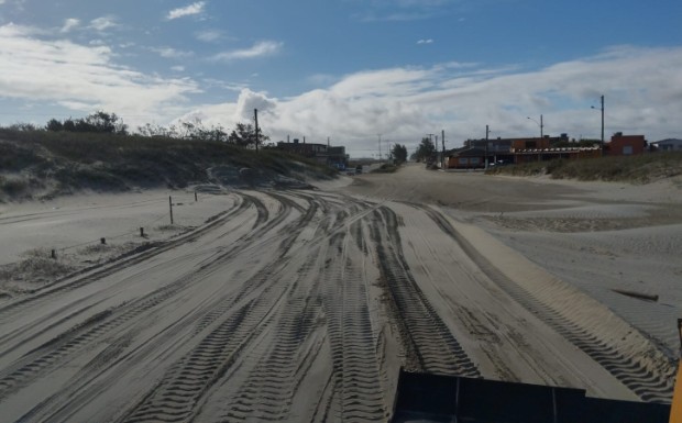 Foto de capa da notícia: SMOU realiza serviço de nivelamento de solo na entrada da Praia