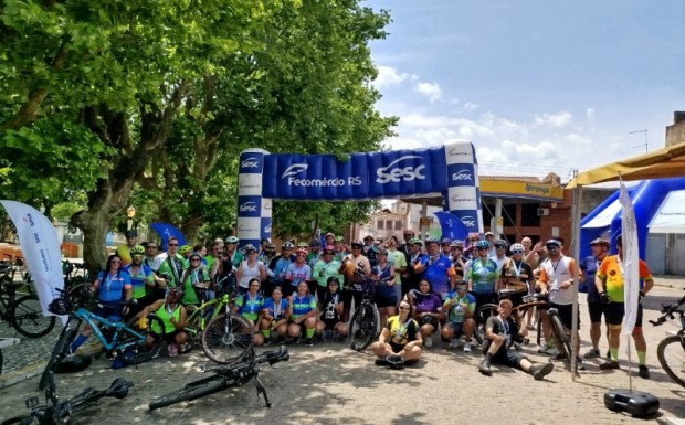 Foto de capa da notícia: V Pedala São José do Norte levou dezenas de ciclistas ao Molhe Leste da 5° Secção da Barra