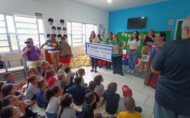 Foto de capa da notícia: AmaBrasília doa R$ 10 mil à Escola Tobias da Silva