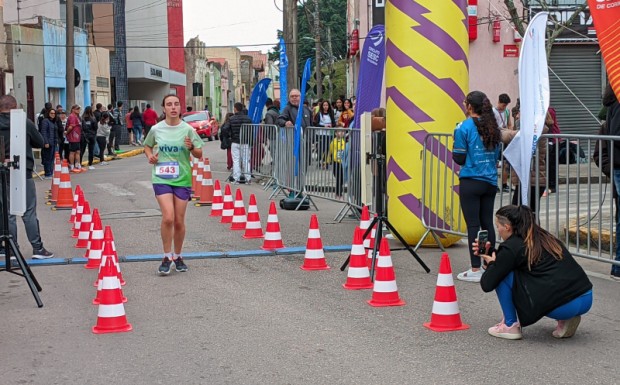 Foto de capa da notícia: Aureane Paganelli do Amaral brilha em competições de corrida de rua representando São José do Norte