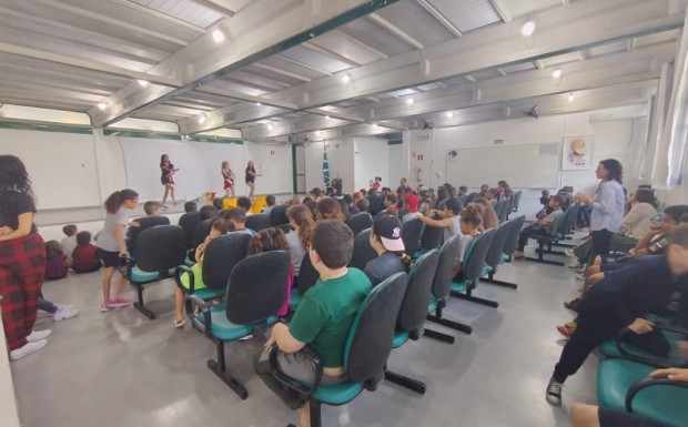 Foto de capa da notícia: Grupo de Dança Musical encanta com apresentação natalina na Escola JDC