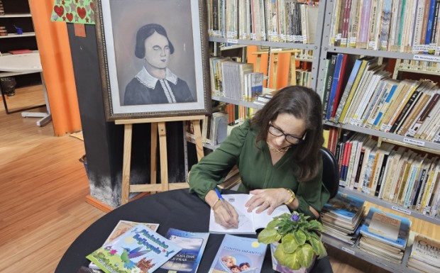 Foto de capa da notícia: Lançamento de livros de Tânia Costa encanta o público na Biblioteca Municipal