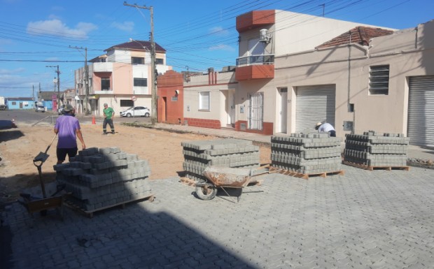 Foto de capa da notícia: Obra de repavimentação e canalização na Rua Carlos Bulamarque entra na fase final