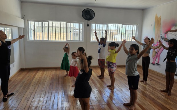 Foto de capa da notícia: Projeto Rede realiza aula inaugural da Oficina de Ballet