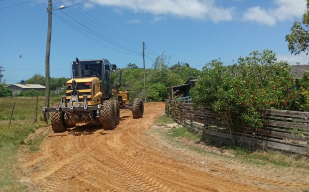 Foto de capa da notícia: SMOU realiza serviço de nivelamento de solo na Barra e na Quinta Secção da Barra