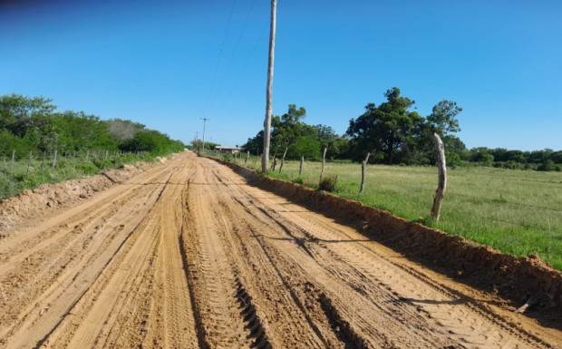 Foto de capa da notícia: SMOU realiza serviço de nivelamento de solo na estrada do Barranco